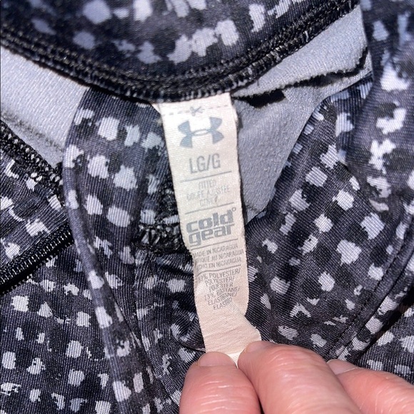 🌹Under Armour Black and White Patterned Pullover - Picture 5 of 5